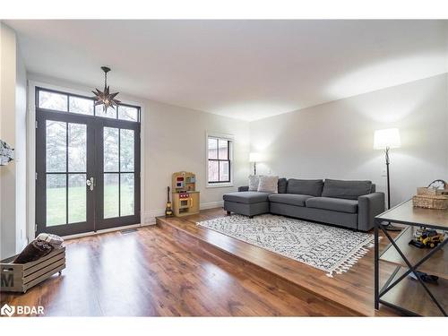 7001 County Road 27, Innisfil, ON - Indoor Photo Showing Living Room