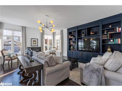 112 Stewart Crescent Crescent, Bradford West Gwillimbury, ON - Indoor Photo Showing Living Room