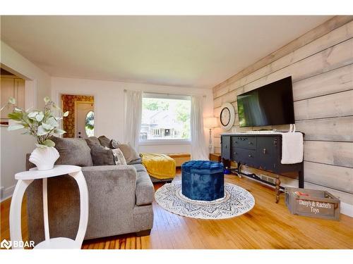 115 Duckworth Street, Barrie, ON - Indoor Photo Showing Living Room