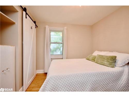 115 Duckworth Street, Barrie, ON - Indoor Photo Showing Bedroom