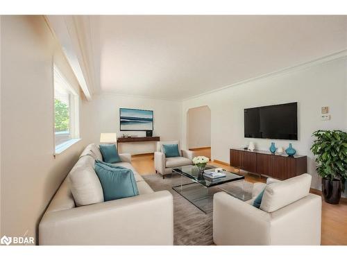 367 Highland Avenue, Orillia, ON - Indoor Photo Showing Living Room