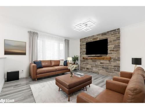 7765 5Th Line, Angus, ON - Indoor Photo Showing Living Room