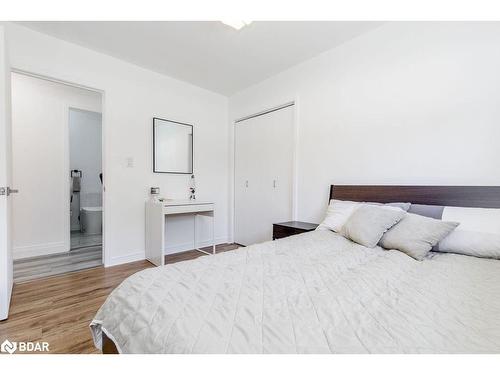 7765 5Th Line, Angus, ON - Indoor Photo Showing Bedroom