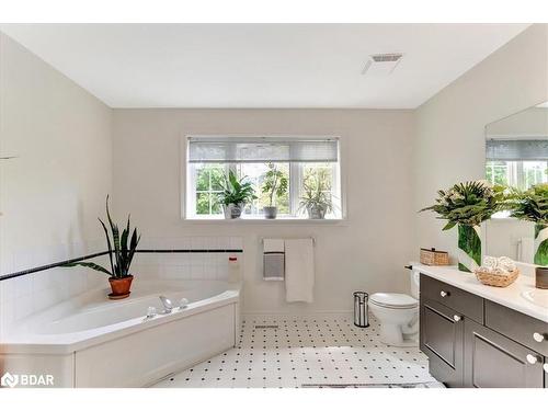 16 Gables Way, Barrie, ON - Indoor Photo Showing Bathroom