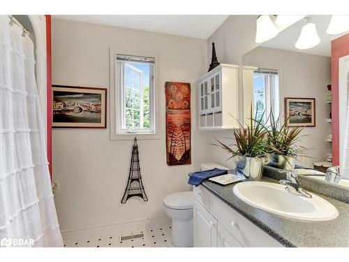 16 Gables Way, Barrie, ON - Indoor Photo Showing Bathroom