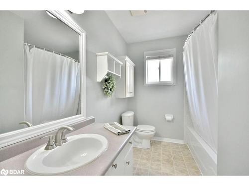 30 Red Oak Drive, Barrie, ON - Indoor Photo Showing Bathroom
