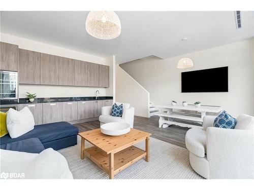 3666 Ferretti Court, Innisfil, ON - Indoor Photo Showing Living Room