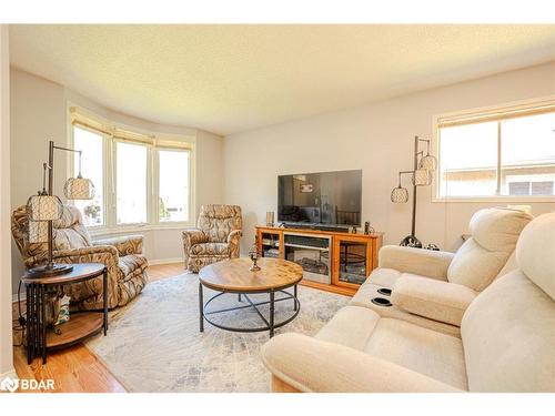 35 Nicholson Drive, Barrie, ON - Indoor Photo Showing Living Room