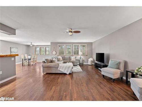 800 Jeffrey Lake Road, Bancroft, ON - Indoor Photo Showing Living Room