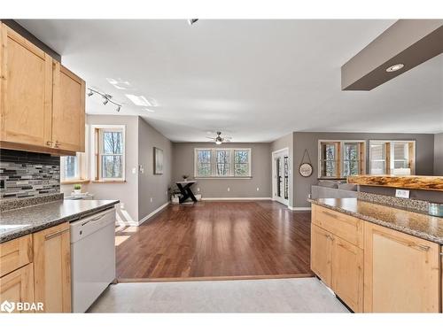 800 Jeffrey Lake Road, Bancroft, ON - Indoor Photo Showing Kitchen