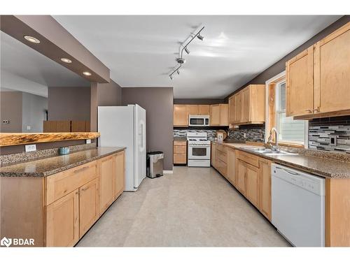 800 Jeffrey Lake Road, Bancroft, ON - Indoor Photo Showing Kitchen With Double Sink