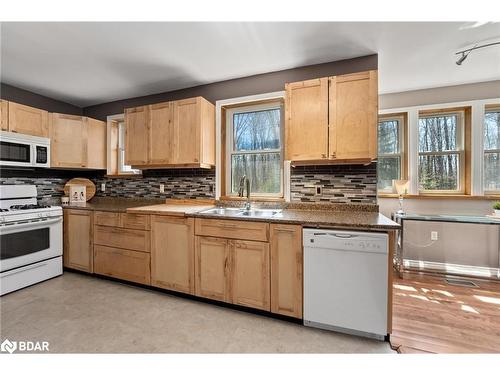 800 Jeffrey Lake Road, Bancroft, ON - Indoor Photo Showing Kitchen With Double Sink