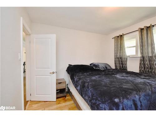 32 Shannon Street, Barrie, ON - Indoor Photo Showing Bedroom