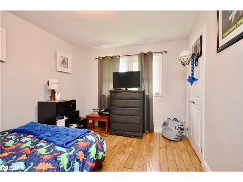 32 Shannon Street, Barrie, ON - Indoor Photo Showing Bedroom