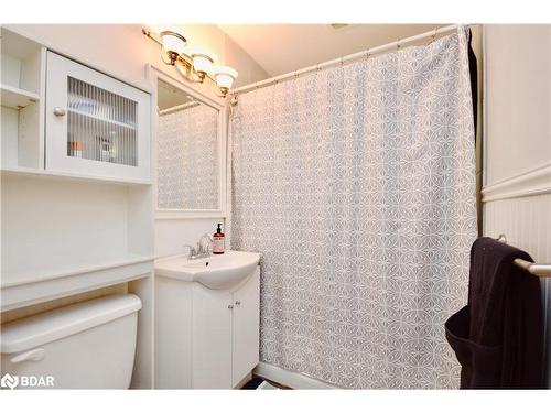 32 Shannon Street, Barrie, ON - Indoor Photo Showing Bathroom