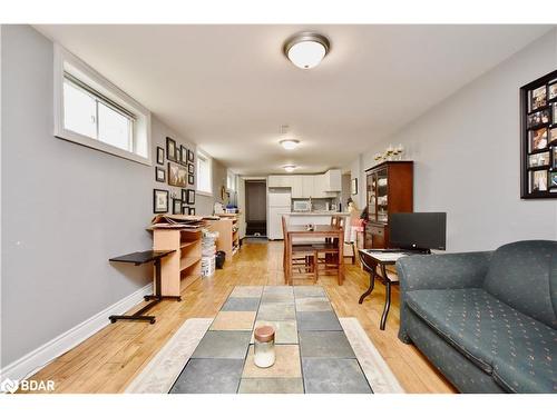 32 Shannon Street, Barrie, ON - Indoor Photo Showing Living Room