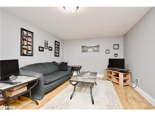 32 Shannon Street, Barrie, ON - Indoor Photo Showing Living Room