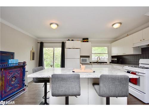 32 Shannon Street, Barrie, ON - Indoor Photo Showing Kitchen