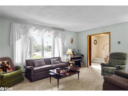 3093 26 Highway, Springwater, ON - Indoor Photo Showing Living Room