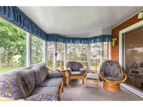 3093 26 Highway, Springwater, ON - Indoor Photo Showing Living Room