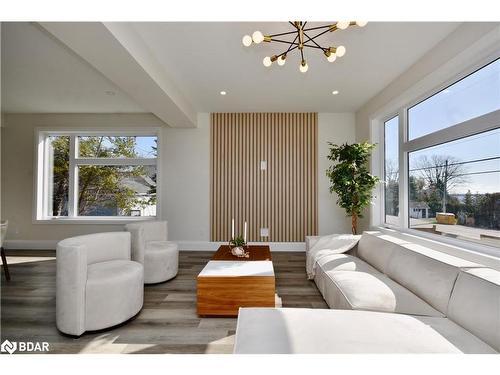 1411 Maple Way, Innisfil, ON - Indoor Photo Showing Living Room