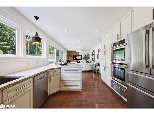 10 Shoreview Drive, Barrie, ON - Indoor Photo Showing Kitchen With Upgraded Kitchen