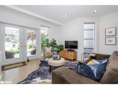 65 Normandy Boulevard, Toronto, ON - Indoor Photo Showing Living Room