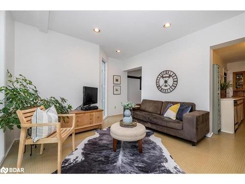 65 Normandy Boulevard, Toronto, ON - Indoor Photo Showing Living Room