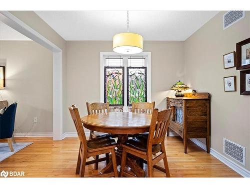 86 Arthur Avenue, Barrie, ON - Indoor Photo Showing Living Room