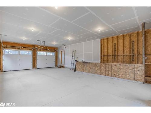 8 Clydesdale Court, Oro-Medonte, ON - Indoor Photo Showing Garage