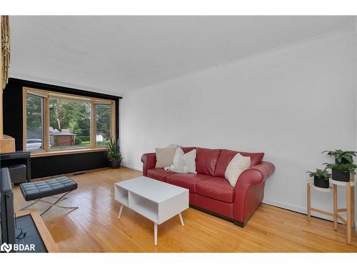 390 Crescent Drive, Gravenhurst, ON - Indoor Photo Showing Living Room