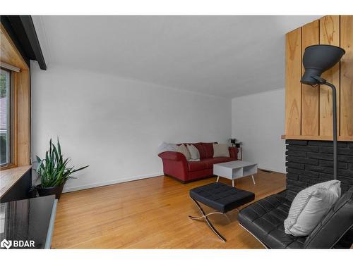 390 Crescent Drive, Gravenhurst, ON - Indoor Photo Showing Living Room