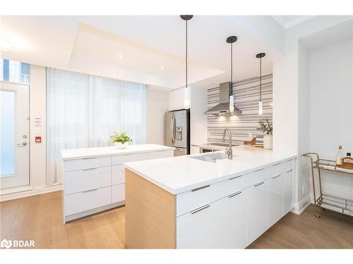 Th01-761 Bay Street, Toronto, ON - Indoor Photo Showing Kitchen With Upgraded Kitchen