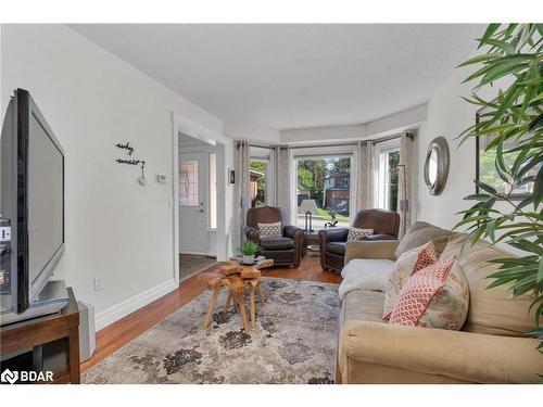 11 Frontier Avenue, Orillia, ON - Indoor Photo Showing Living Room