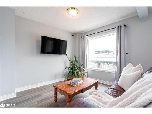33 Donald Crescent, Wasaga Beach, ON - Indoor Photo Showing Living Room