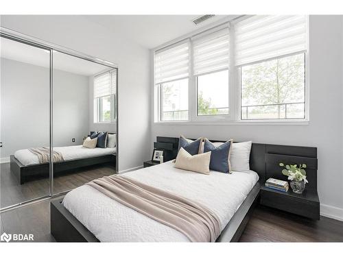 139-375 Sea Ray Avenue, Innisfil, ON - Indoor Photo Showing Bedroom