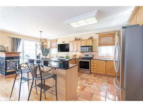 443 Aberdeen Boulevard, Midland, ON - Indoor Photo Showing Kitchen