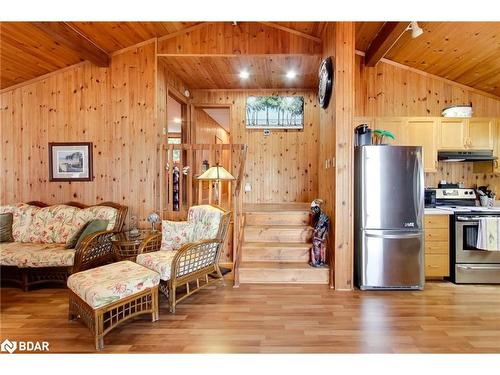 344 Loon Road, Georgina Island, ON - Indoor Photo Showing Living Room