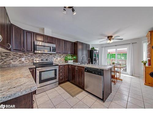 675 James Street, Innisfil, ON - Indoor Photo Showing Kitchen With Upgraded Kitchen