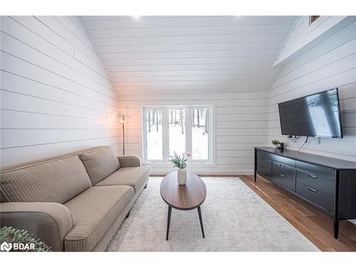 1087 Vindin Street, Midland, ON - Indoor Photo Showing Living Room