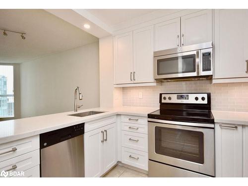 1208-140 Dunlop Street E, Barrie, ON - Indoor Photo Showing Kitchen