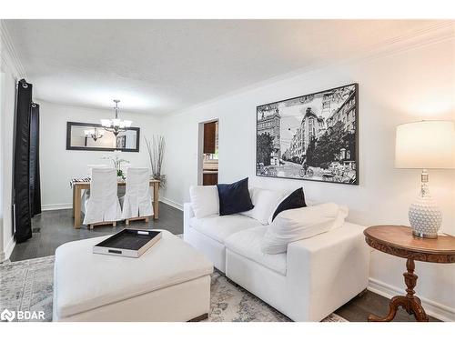 9 North Street W, Orillia, ON - Indoor Photo Showing Living Room