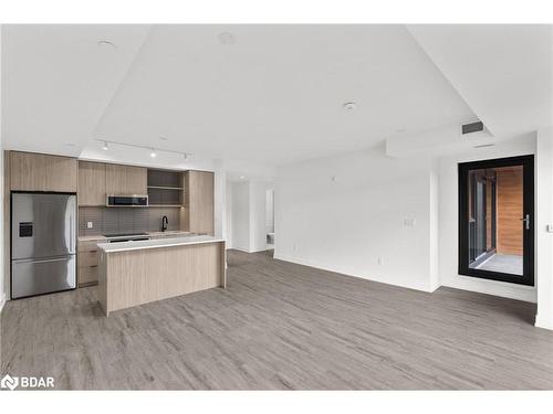 715-185 Dunlop Street E, Barrie, ON - Indoor Photo Showing Kitchen