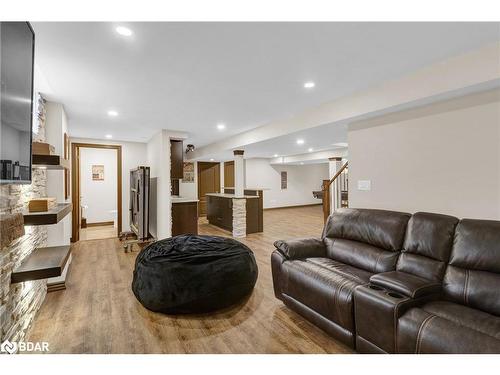 23 Grants Way, Barrie, ON - Indoor Photo Showing Living Room