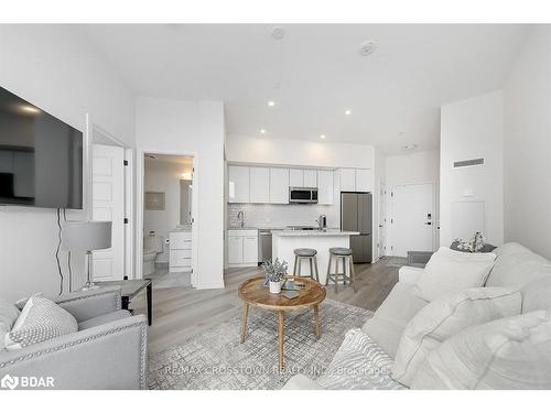 427-415 Sea Ray Ave Avenue, Innisfil, ON - Indoor Photo Showing Living Room