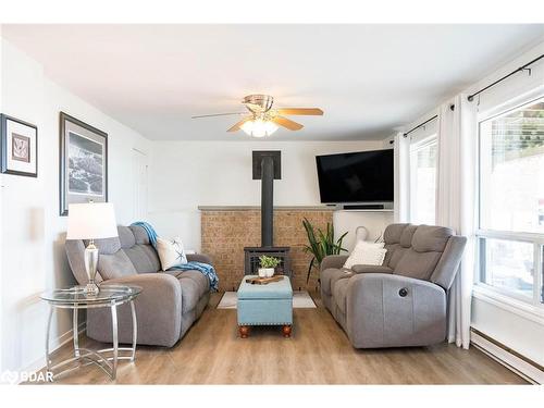 1078 Tiny Beaches Road S, Tiny, ON - Indoor Photo Showing Living Room