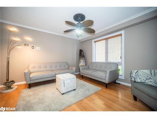 6 Leslie Avenue, Barrie, ON - Indoor Photo Showing Living Room