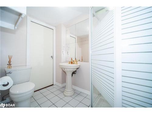 6 Leslie Avenue, Barrie, ON - Indoor Photo Showing Bathroom