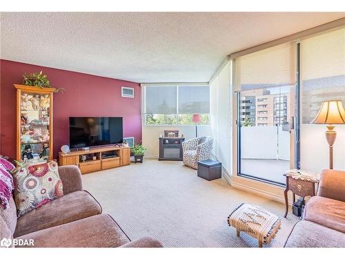 504-50 Baif Boulevard, Richmond Hill, ON - Indoor Photo Showing Living Room