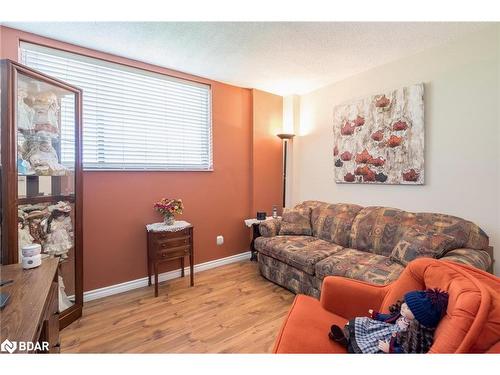 504-50 Baif Boulevard, Richmond Hill, ON - Indoor Photo Showing Living Room